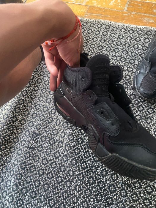 Vând adidași jordan