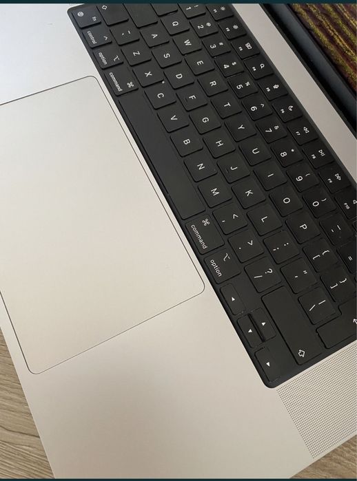 Macbook pro 2021 16’ cu cutia originala