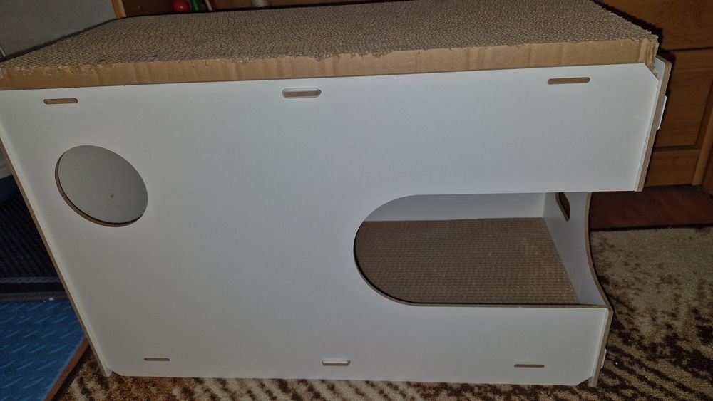 Дървена къщичка за котки