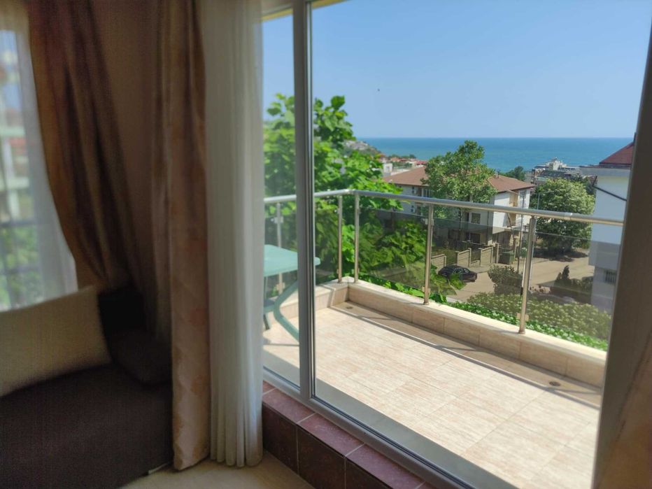 Продава се Тристаен апартамент в Бяла - 101 кв.м за 941 €/кв.м - Снимка #2