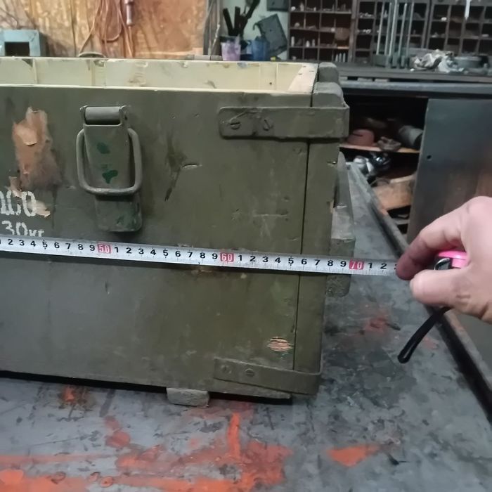 Дървен сандък, здрав.