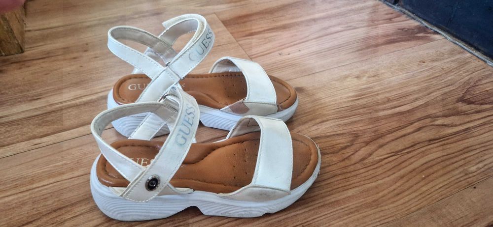 Сандали на марката Guess  за момичета