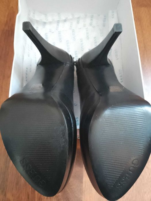 Pantofi superbi Guess originali din piele naturala, marimea 38!