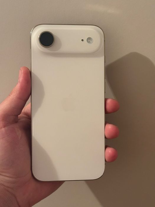 Vând iPhone 17 AIR CA NOU