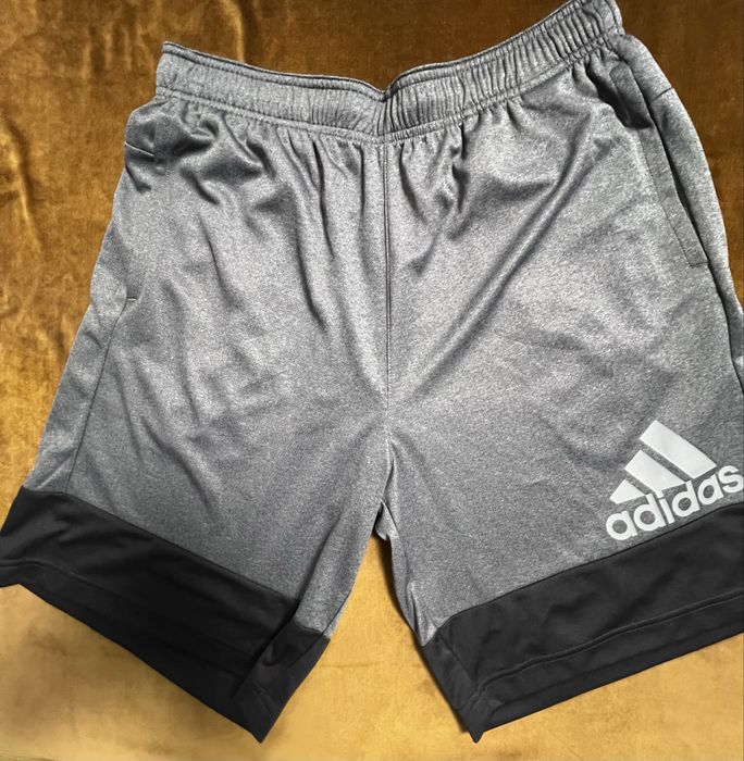 Vând pantaloni scurți adidas
