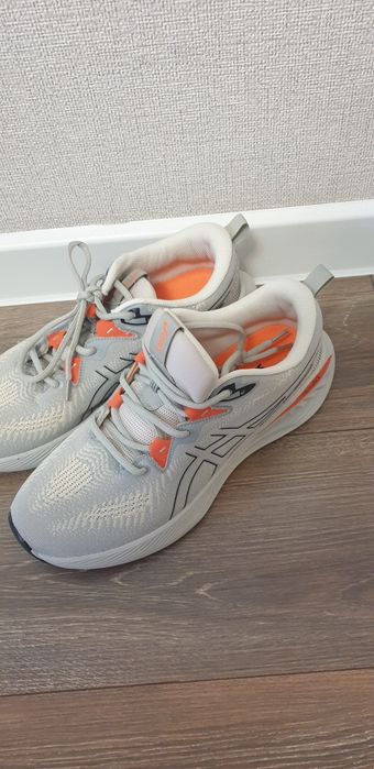 Кроссовки фирменные