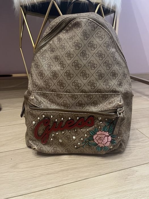 Ghiozdan Guess intr o stare extrem de buna