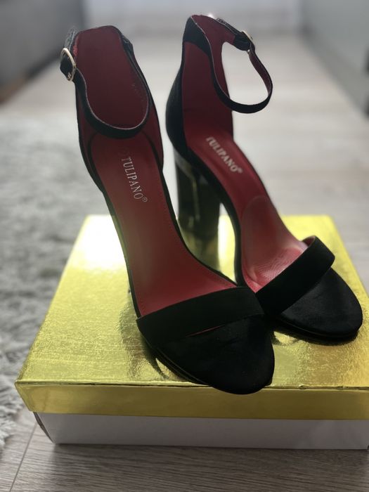 Дамски обувки с ефектен ток