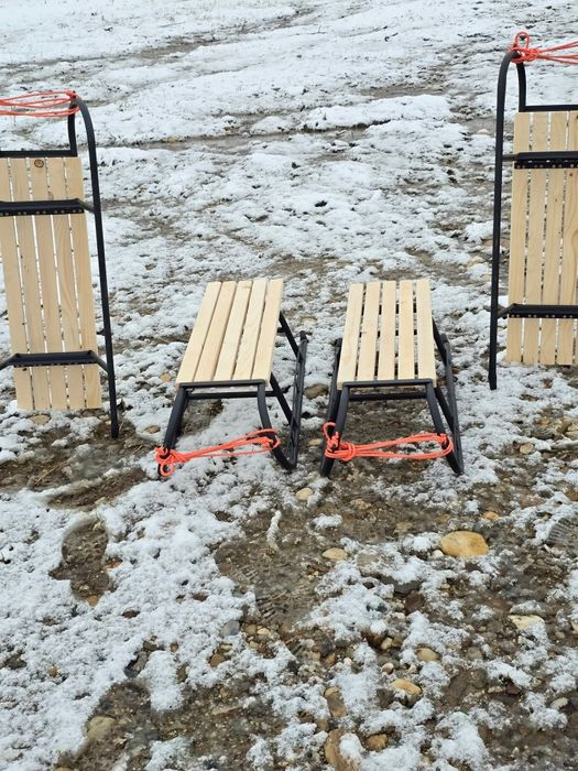 Sanie  din metal  cu șezut  din lemn