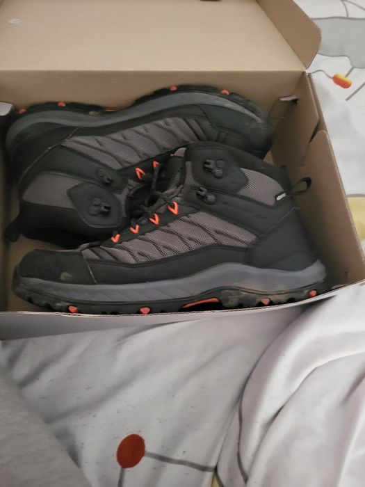 Vând  ghete potriviți pentru sezonul rece , i-am luat de la interspor