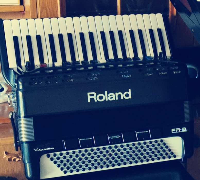 Vând acordeon Roland fr3s