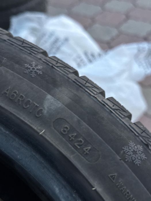 Зимние шины 235/45/18