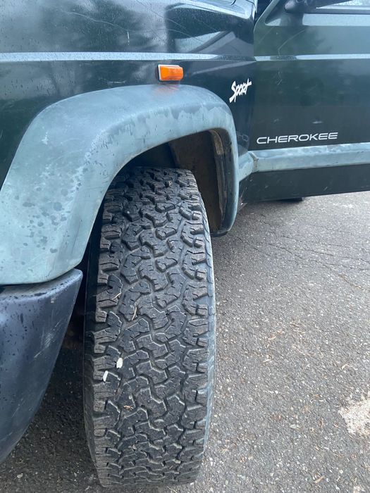 Vând jeep cherokee xj