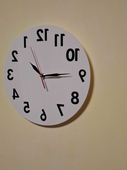 Ceas de perete alb cu cadran oglindit pentru frizerii si saloane