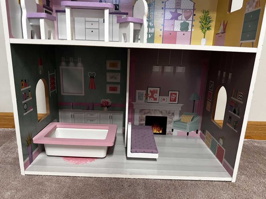 Дървена къща за кукли