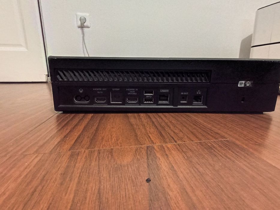 Vând Xbox one cu două manete