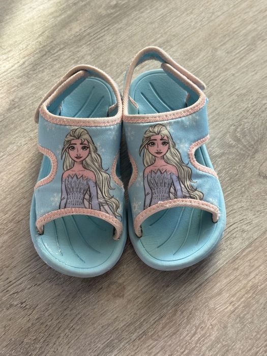 Обувки и сандали за момиче 27 номер