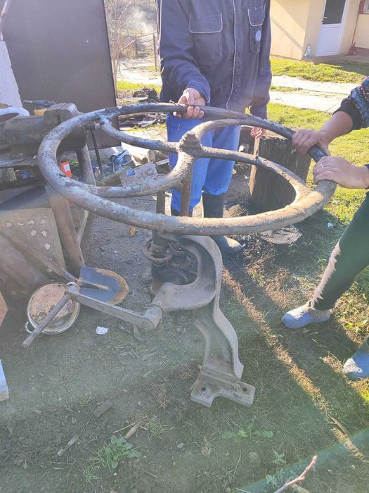 Bormașină manuală veche din fontă