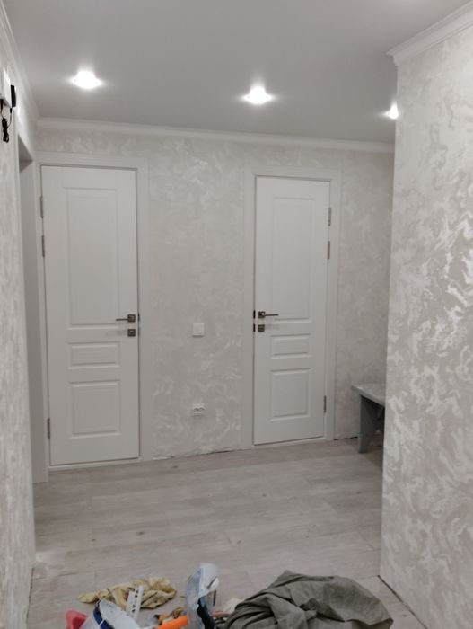 Поклейка обоев и галтелей