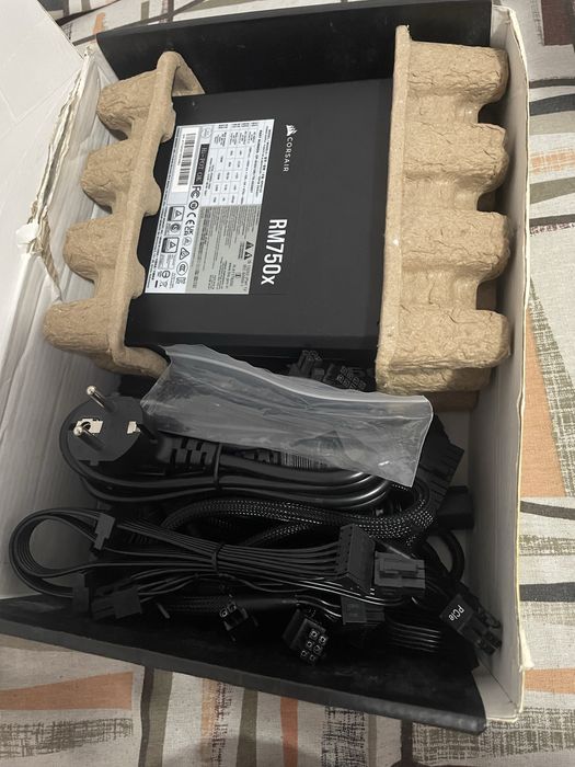 Vand placa video amd si sursa corsair