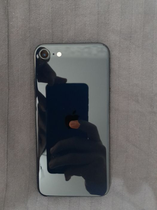 Продам IPhone SE 64Gb 2022