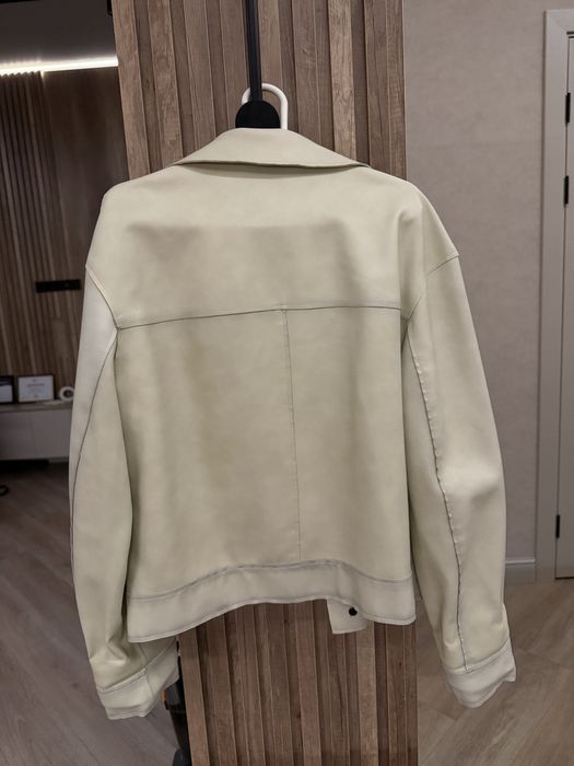 белая кожанка zara