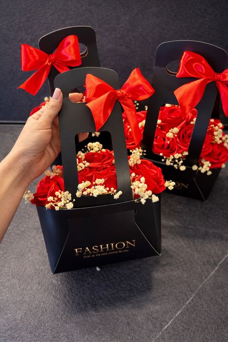 Кутии и букетчета със сапунени рози - стилен и нежен подарък за всеки