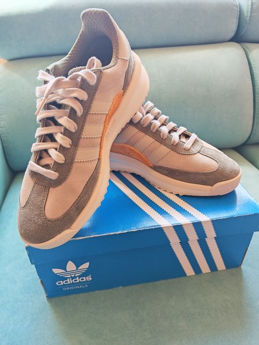 Маратонки Adidas .
