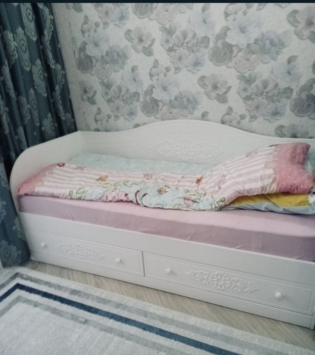 Продам гарнитур для девочки !!