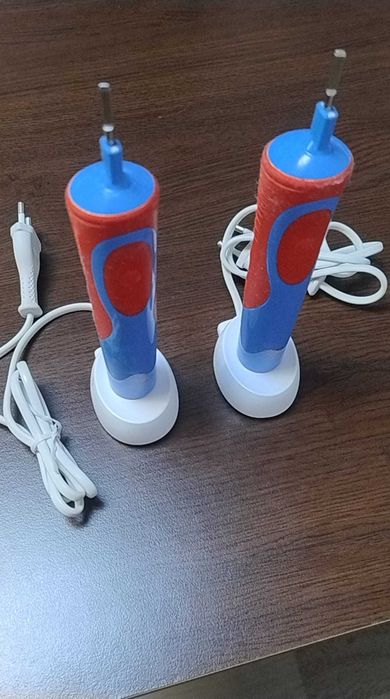 4 periuțe electrice pentru copii/adulți Braun Oral B și 2 încărcătoare