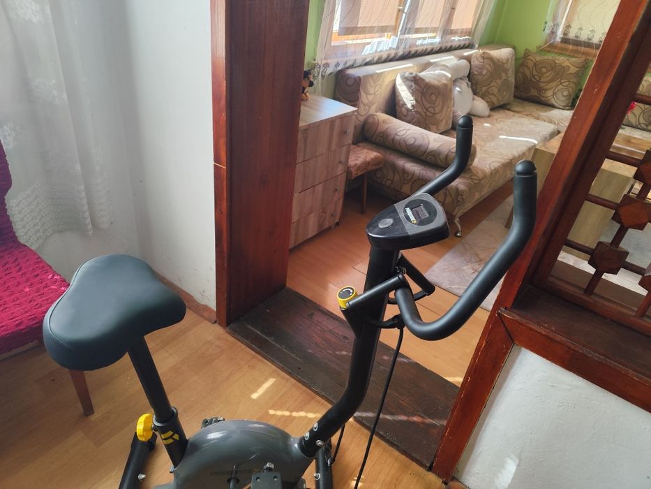 Продава се механичен фитнес велосипед PROGRESSIVE BM1000 в сиво и черно.
70евро