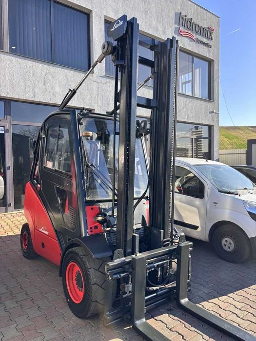 Stivuitor - Motostivuitor Linde H30D-02 cu cabină An fabricație: 2004