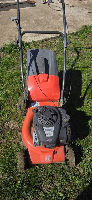 Masina de tuns iarba pe benzina