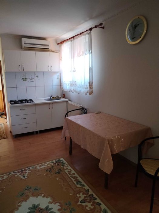 Inchiriez apartament la casa