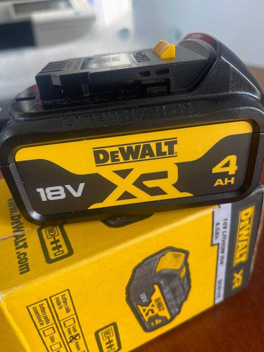 Acumulator DeWalt DCB182 de 18V 4,0 Ah XR Li-Ion (compatibilă cu toate uneltele fără fir DeWalt din seria XR de 18,0 volți )