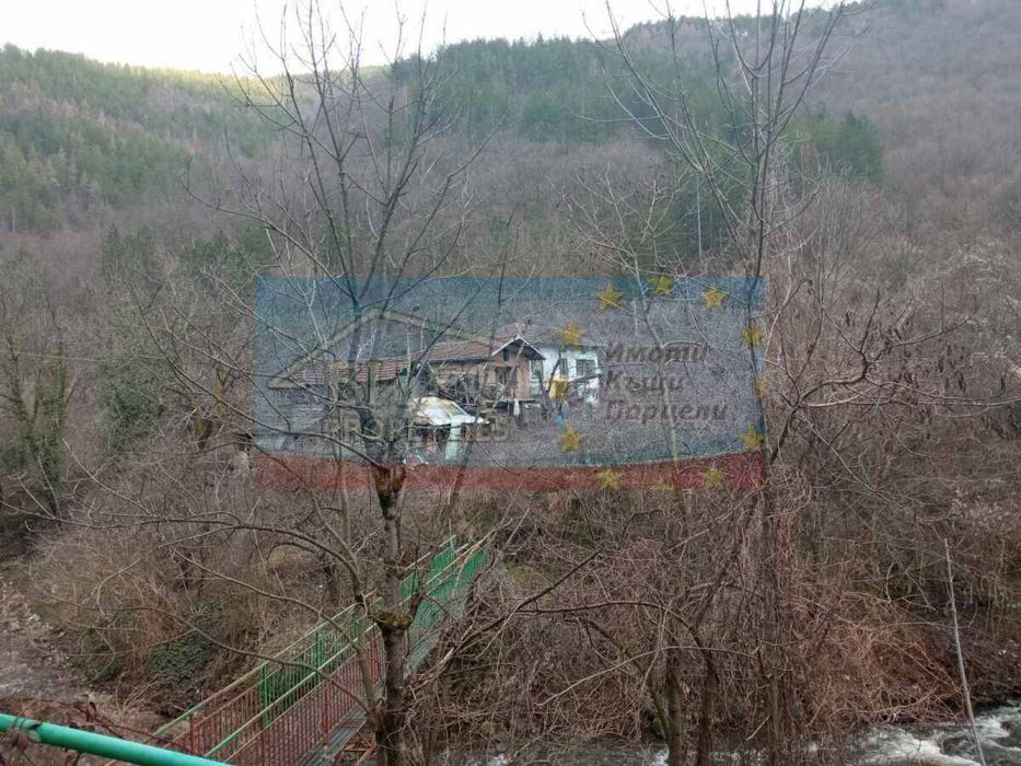 2 къщи с двор 457 м2 в с. Лопян