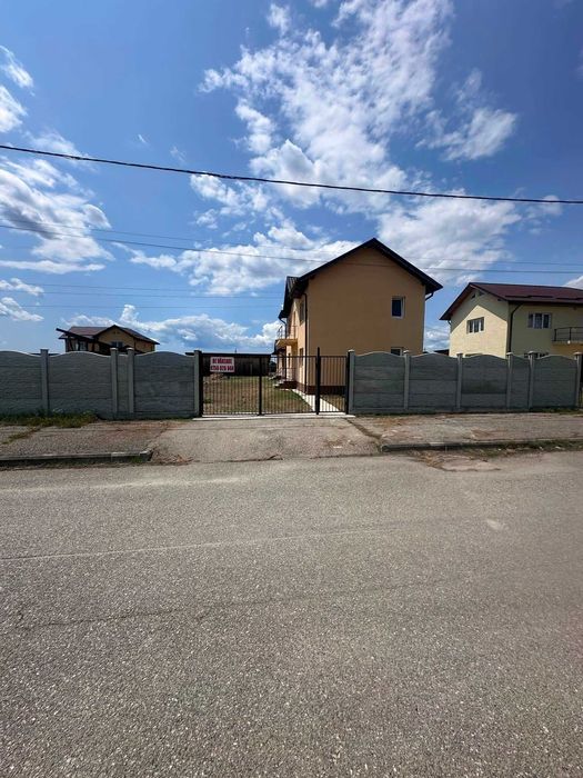 Oportunitate Excelentă: Proprietate Generoasă cu Anexe Multifuncționale și Curte Mare.