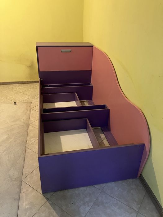 Легло със скрин, с две чекмеджета, два цвята.