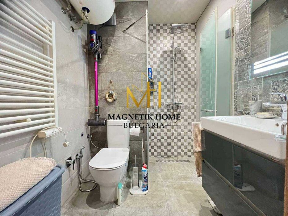 Луксозен двустаен апартамент с 2 бани и паркомясто в супер център