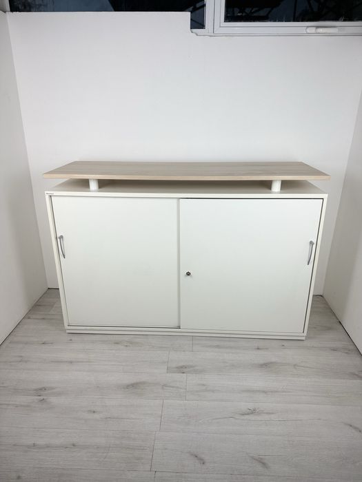 Шкаф / Етажерка с плъзгащи врати подходящ за рецепция офис или архив