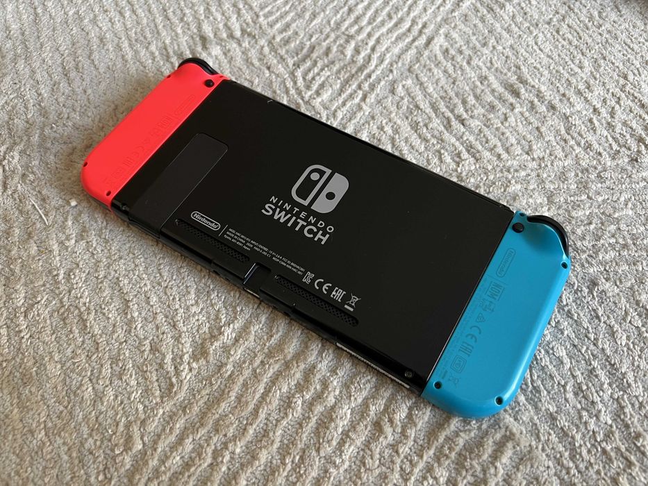 Nintendo Switch с док-станцией и геймпадом