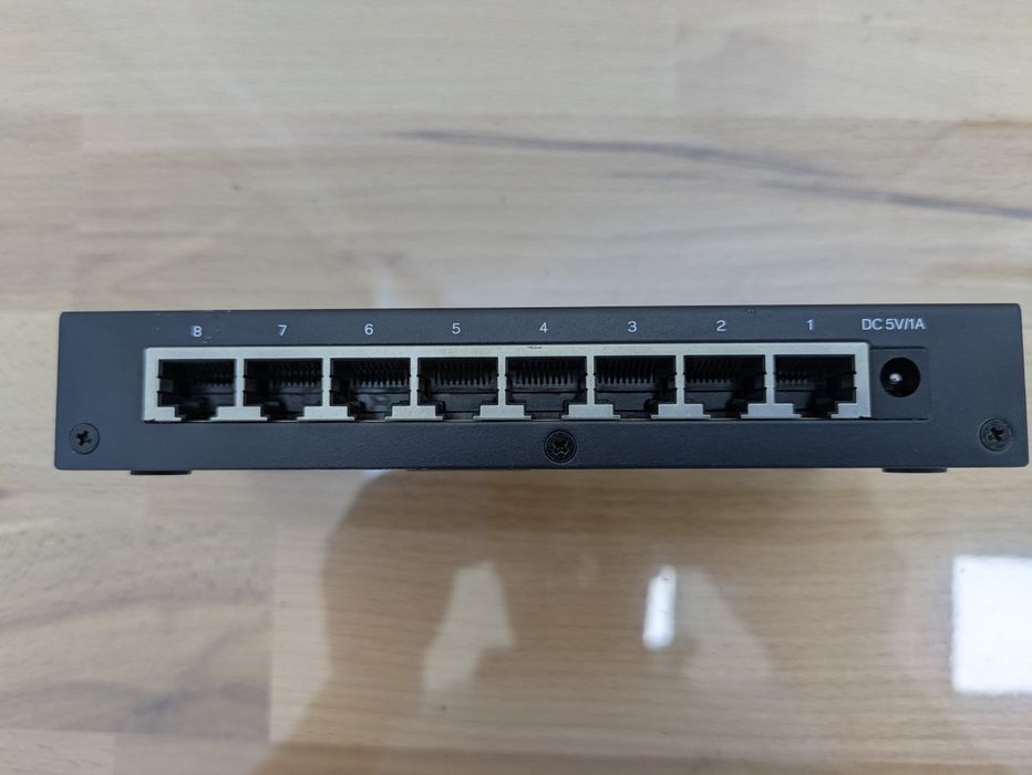 Switch Linksys LGS108P-EU, 8-Port Gigabit folosit foarte puțin!