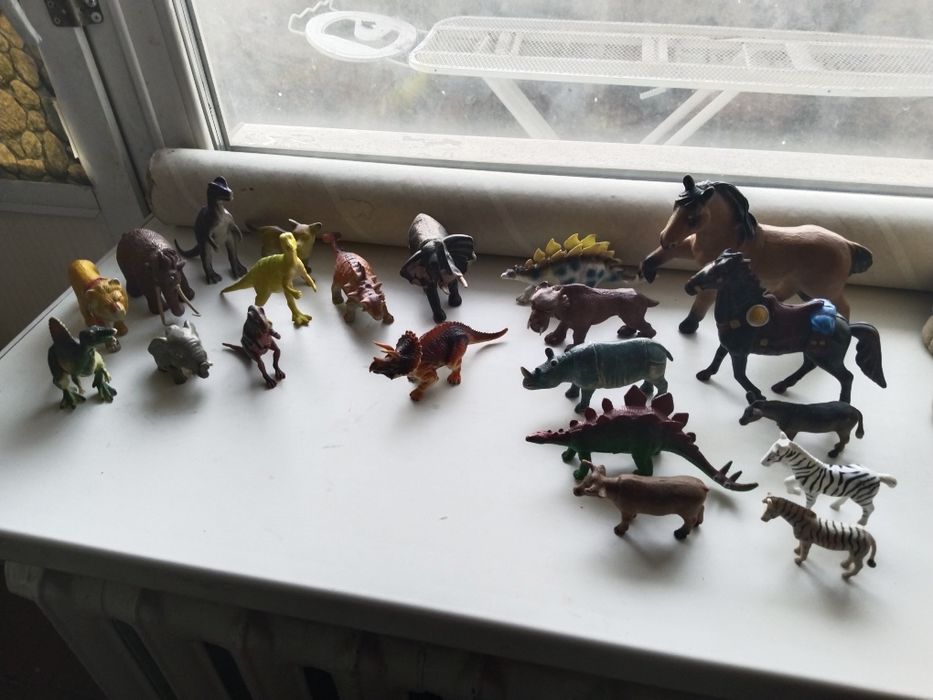 Игрушки пластиковые лотом.