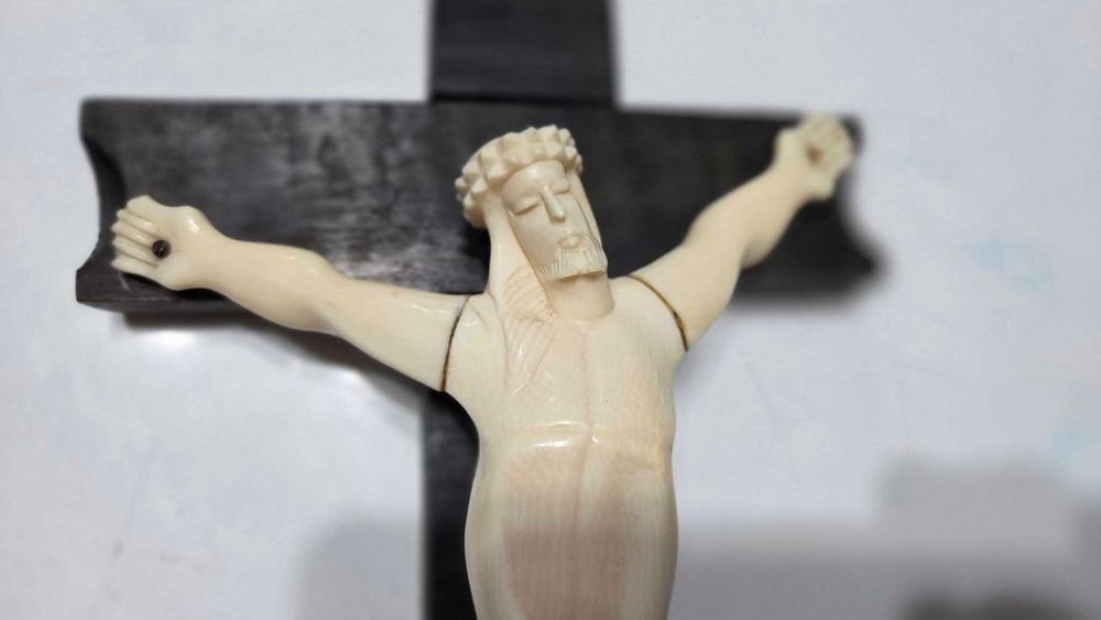 Lot de 2 crucifixuri din os si lemn