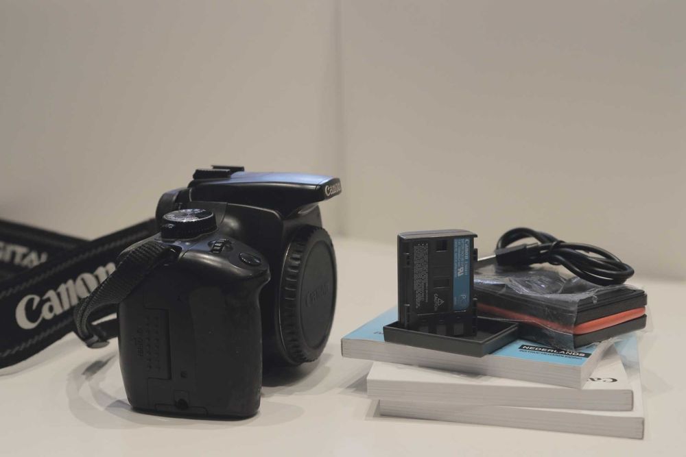 Canon DSLR 400D + дистанционнен спусък + четец на карти + малка чанта