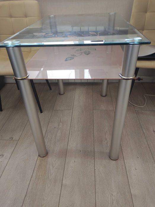 Продам стеклянный стол - 5000тг