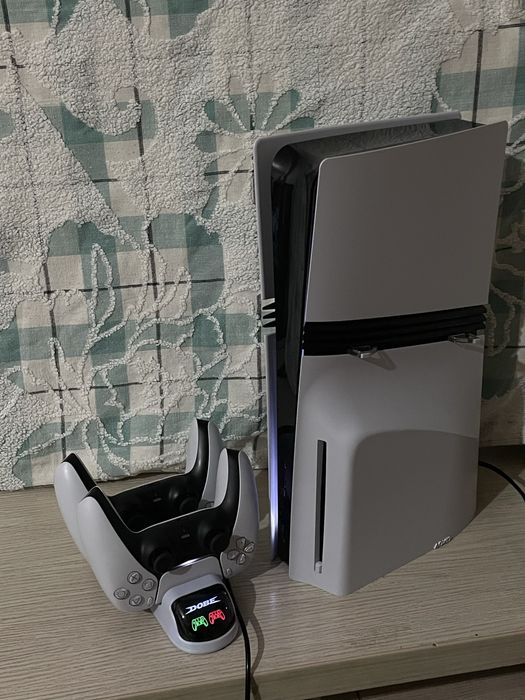 Продаю PS5 PRO с двумя джойстиками