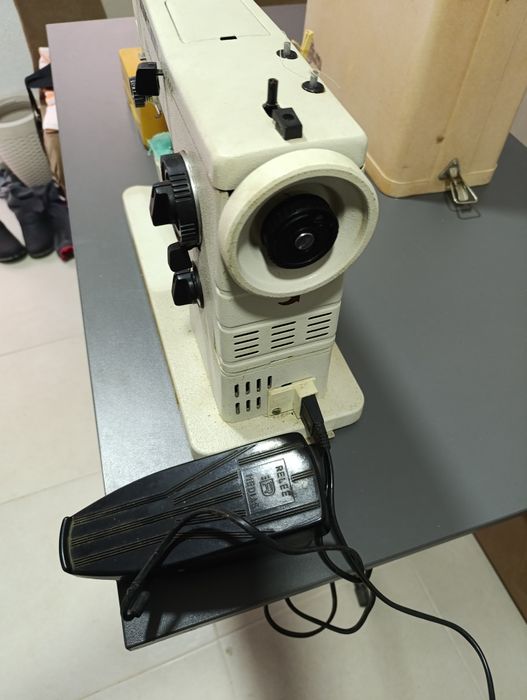 Шевна машина със вграден мотор.