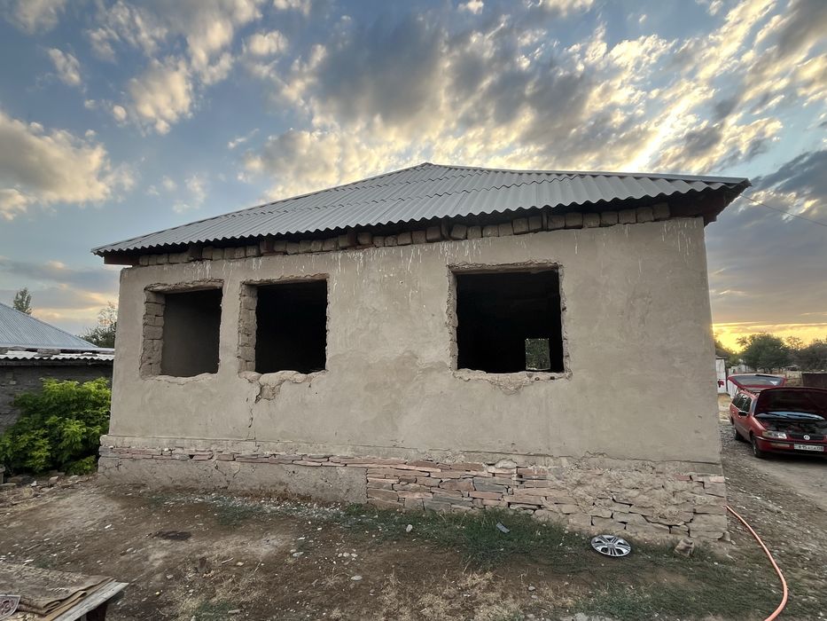 Үй сатылады тез арада. Бағасы 7млн келсімі бар.