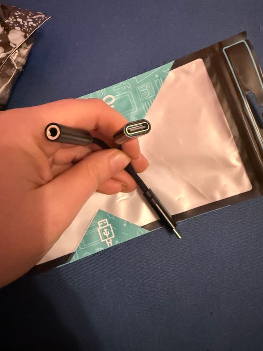 2-в-1 USB-C Адаптер: За слушалки (3.5mm) + Бързо зареждане